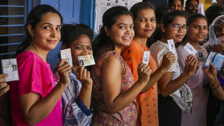 लोकसभा चुनाव 2024: पहले चरण में 60+ प्रतिशत मतदान, हिंसा के बीच सबसे अधिक 77.57% बंगाल में वोटिंग, 1625 प्रत्याशियों की किस्मत EVM में कैद