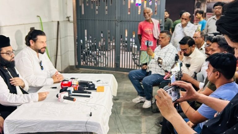 ‘AAP प्रत्याशी ने मुस्लिम नेता को परोसा सूअर का मांस’: वकार चौधरी के समर्थन में उतरा AIMIM, बोले – इसका नाम लेना भी हराम, कुलदीप कुमार मुस्लिमों के गुनहगार