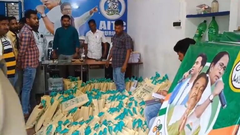 ‘TMC की ओर से ईद के गिफ्ट में लुंगी और नमाजी टोपी’: झोले पर ममता बनर्जी की तस्वीर, भाजपा ने किया चुनाव आयोग से शिकायत