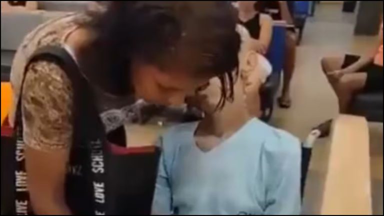 मर गए चाचा, पर कर्ज लेने के लिए व्हीलचेयर पर ‘जिंदा’ बिठाकर ले गई युवती: बार-बार सिर गिरने से हुआ संदेह, पुलिस आई तो खुली पोल