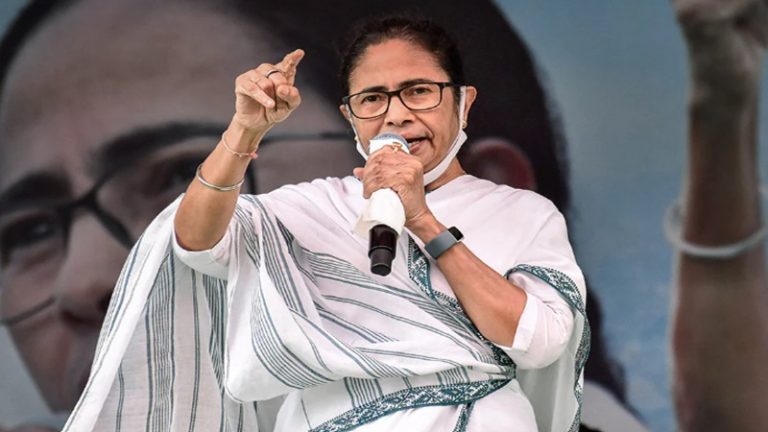 बांग्लादेशियों को शरण देने वाले बयान पर CM ममता बनर्जी कायम, बोलीं- ‘7 बार सांसद रही हूँ, मुझे सिखाने की जरूरत नहीं’