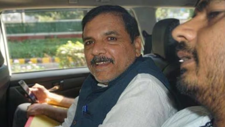 पासपोर्ट करना होगा सरेंडर, लोकेशन रखना होगा ऑन: जानिए किन शर्तों पर जेल से बाहर आ रहे संजय सिंह, शराब घोटाले पर बयानबाजी भी नहीं कर पाएँगे