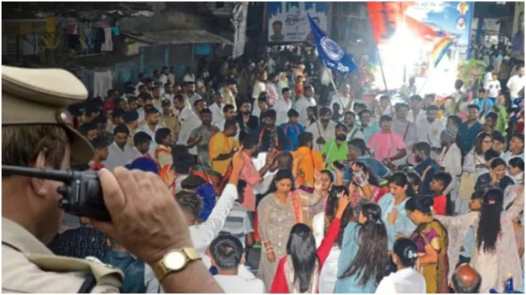 ‘मस्जिद के सामने से नहीं ले जा सकते’: डॉ. आम्बेडकर के जुलूस पर पथराव, धुले पुलिस ने इसाक-कल्लू-कौसर सहित 7 को किया गिरफ्तार, 21 पर FIR