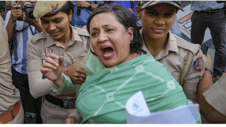 EC दफ्तर के बाहर से दिल्ली पुलिस ने उठाया, छोड़ दिया तो थाने में ही बैठ गए TMC नेता: ‘ड्रामा’ लंबा होते देख फुटेज खाने AAP नेता भी पहुँचे