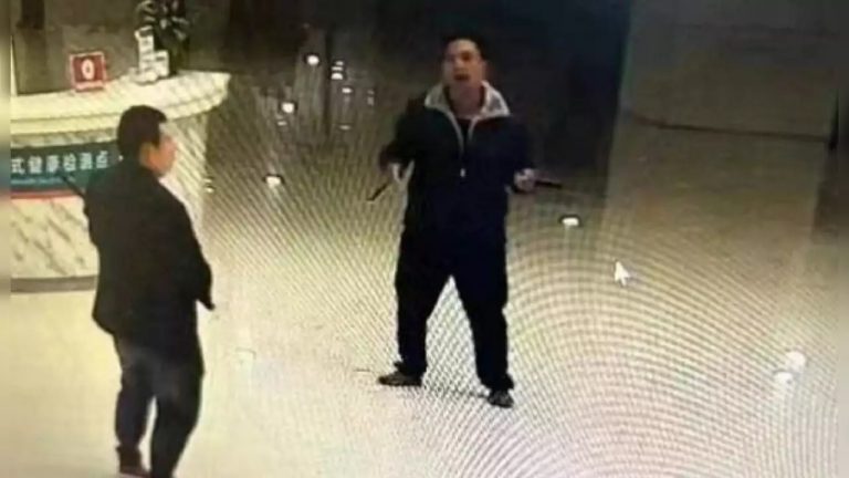 चीन के अस्पताल में चाकूबाजी, 23 हताहत : ग्रामीण इलाके से आया हमलावर लोगों पर टूट पड़ा, तबाही के बाद पुलिस ने किया गिरफ्तार