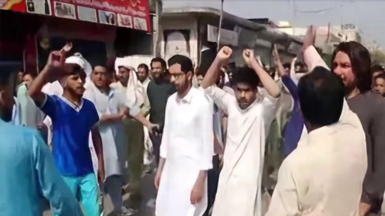 PoK में पाकिस्तान सरकार पर फूटा लोगों का गुस्सा, प्रदर्शनकारियों के खिलाफ पुलिस ने की हिंसा: सड़क पर उतरी जनता, थम गया मुजफ्फराबाद
