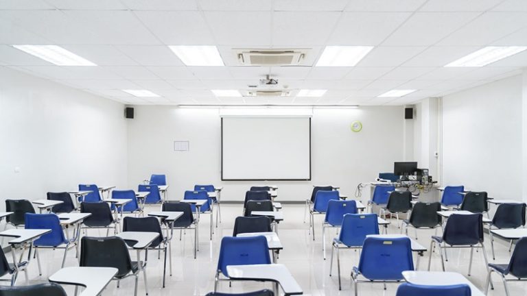 अब विद्यार्थियों के माता-पिता को उठाना होगा स्कूल में AC का खर्च: दिल्ली हाईकोर्ट का आदेश, कहा – ये भी स्मार्ट क्लास और लैब के ही जैसा