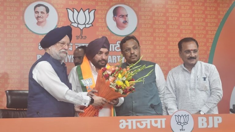 कॉन्ग्रेस को टुकड़े-टुकड़े गिरोह बता साथियों समेत BJP में शामिल हुए अरविंदर सिंह लवली: कहा – देश के लिए काम कर रही भाजपा, कॉन्ग्रेस को न अपनी चिंता है न भारत की