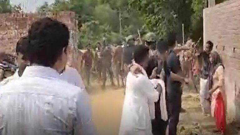 बंगाल के झाड़ग्राम में BJP प्रत्याशी के काफिले पर भीड़ ने की पत्थरबाजी: कार्यकर्ता और सुरक्षाकर्मी घायल, वाहन में भी तोड़फोड़