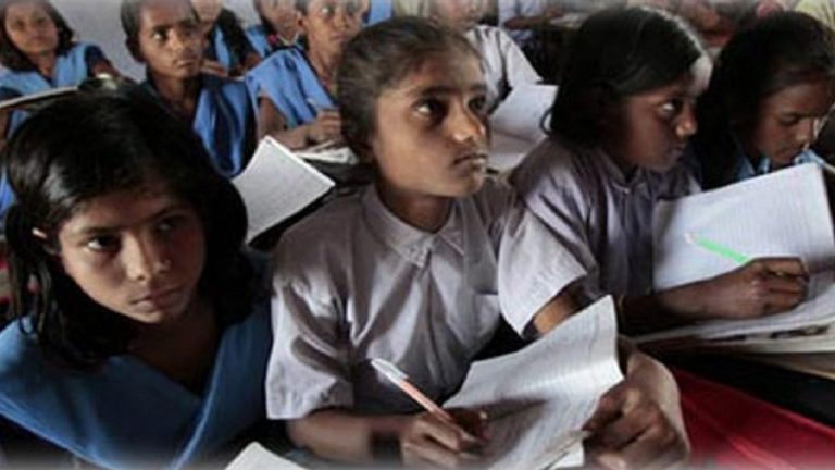 बिहार के सरकारी स्कूलों में भीषण गर्मी से 60 छात्राएँ बेहोश: KK पाठक के ‘तुगलकी’ फरमानों पर चिराग ने भी साधा निशाना, नहीं मिली है गर्मी छुट्टी