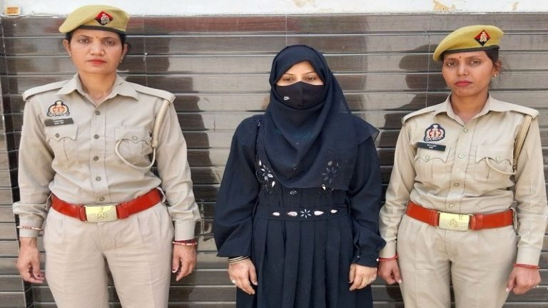 सेक्स के लिए बिस्तर पर ले गई, नशीला दूध पिला किया बेहोश… हाथ-पैर बाँध प्राइवेट पार्ट सिगरेट से दागा: शौहर की शिकायत के बाद बीवी गिरफ्तार