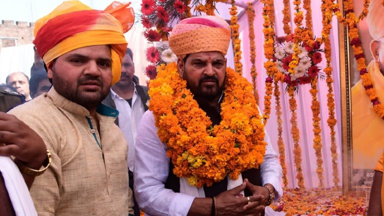 उधर यौन शोषण का मामला, इधर बेटे के काफिले में शामिल फॉर्च्यूनर से कुचल कर 2 बच्चों की मौत: बृजभूषण शरण सिंह फिर से विवादों में
