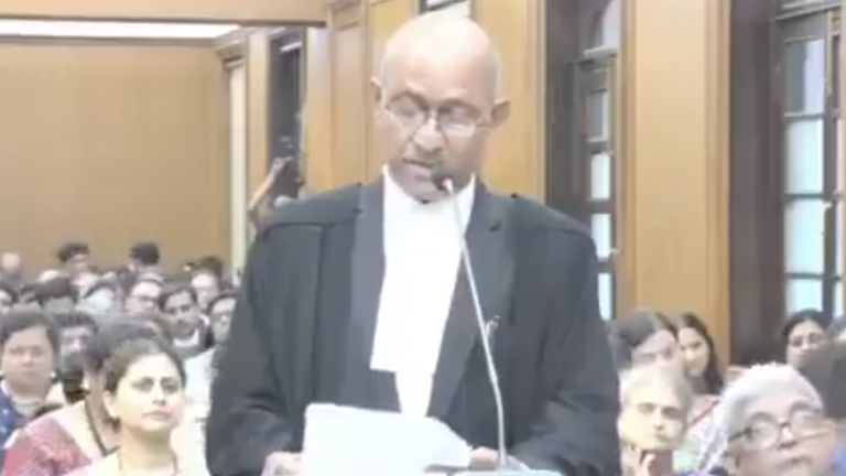 ‘घंटों इंतजार के बाद भी नहीं आता नंबर, कोर्ट की रुचि आम लोगों को न्याय देने की बजाए…’: वकील ने हाईकोर्ट के जजों के सामने ही सुना दी खरी-खरी, वीडियो वायरल