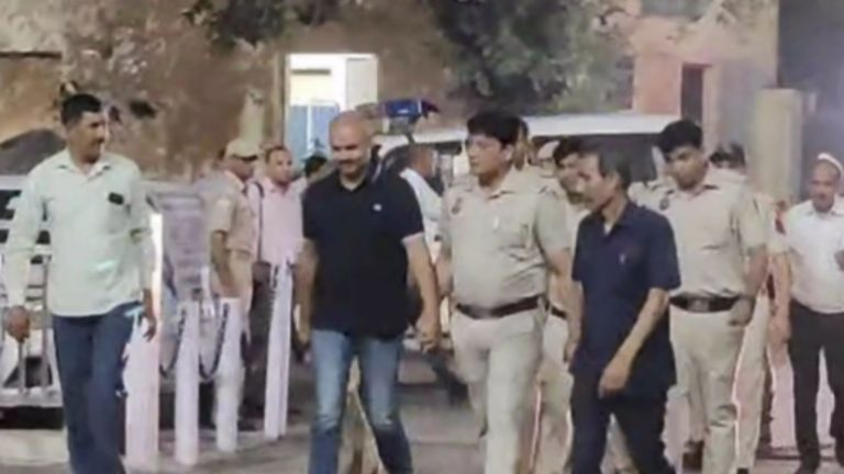 CM केजरीवाल के PA विभव कुमार को लेकर मुंबई गई दिल्ली पुलिस, स्वाति मालीवाल के साथ मारपीट के बाद यहीं फॉर्मेट किया था फोन: जाँच के लिए SIT का गठन