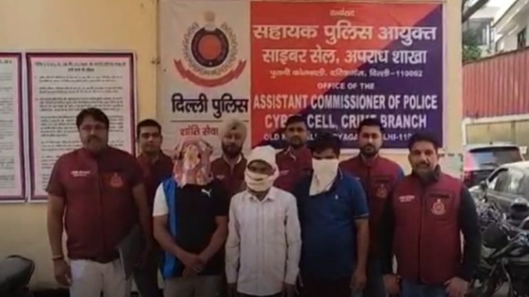 मसाले के बदले आपकी रसोई में सप्लाई हो रहा था लकड़ी का बुरादा, दिल्ली की फैक्ट्री में सड़े अनाज से लेकर केमिकल तक का भंडार मिला: क्राइम ब्रांच ने 3 को दबोचा