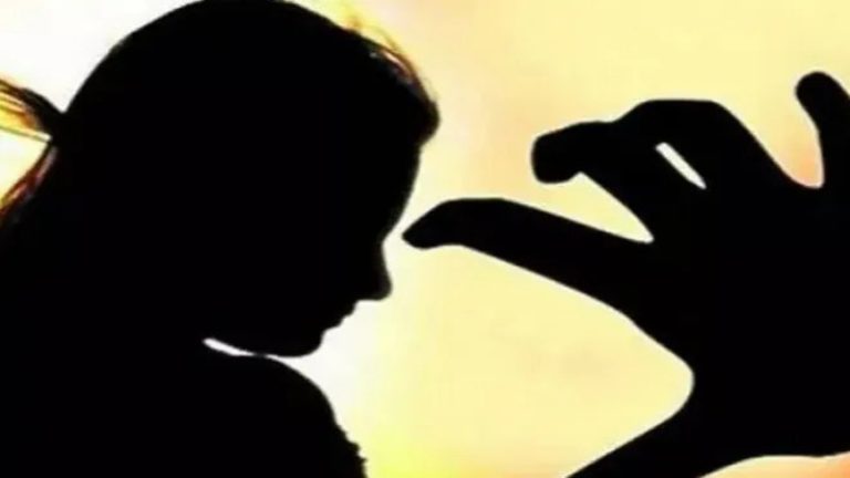 तालाब में नहा रही थी ST महिला, सरफराज ने साथी के साथ मिलकर किया रेप का प्रयास: शोर मचाने पर मुँह में हाथ डाल खींच दी जीभ
