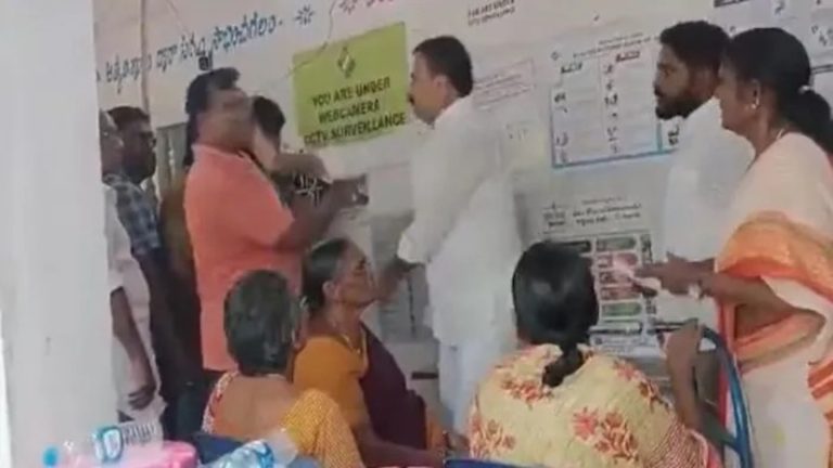 जगन रेड्डी के विधायक ने मतदाता को जड़ा थप्पड़, फिर समर्थकों ने भी मिल कर पीटा: वीडियो वायरल होने के बाद बोली TDP – ये आने वाली हार की हताशा
