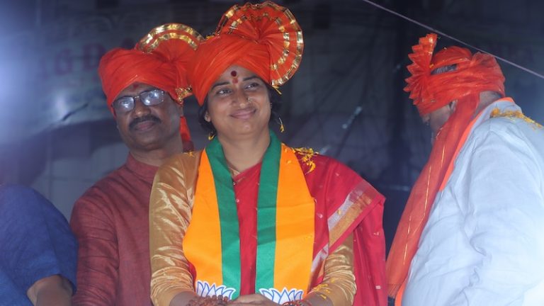 ‘हैदराबाद में 90% बूथों पर गड़बड़ी, मरे हुए लोगों के भी डले वोट’: माधवी लता ने बताया क्यों बुर्का वालियों की उन्हें खुद करनी पड़ी पहचान, बवाल के बाद FIR