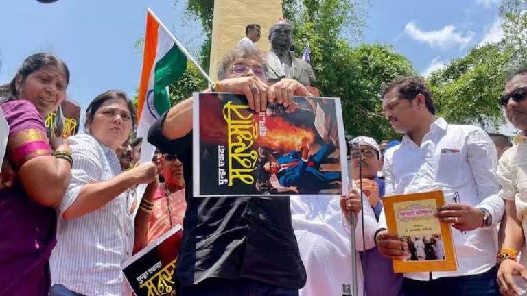 मनुस्मृति का विरोध करते-करते शरद पवार की पार्टी के नेता ने फाड़ डाली आंबेडकर की तस्वीर: पूर्व मंत्री जितेंद्र अव्हाड के खिलाफ प्रदर्शन