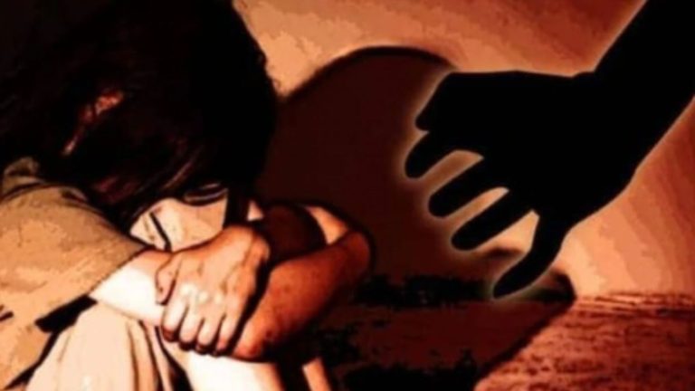 ‘मेरी फूल जैसी बेटी को छलनी कर दिया’: 10वीं की छात्रा से गैंगरेप, 500 का नोट देकर कहा- जब-जहाँ बुलाएँ चली आना; एक्शन में बुलडोजर
