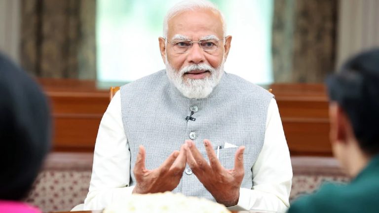 ‘भ्रष्टाचारियों से जब्त जमीनों को नीलाम करके गरीबों को लौटा रहे हैं’: PM मोदी बोले- ‘कॉन्ग्रेस के लिए लोकतंत्र का मतलब उनकी सत्ता है’