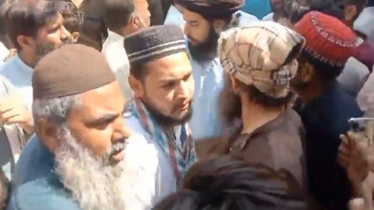 मुजाहिद कॉलोनी में सिर्फ 2 ईसाई घर… दोनों पर टूटी इस्लामी कट्टरपंथियों की भीड़: ईशनिंदा का आरोप लगा तोड़फोड़ और आगजनी, चर्च पर भी हमला