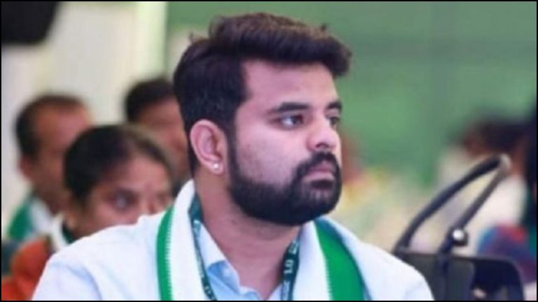 ‘प्रज्वल ने पिता के साथ मिलकर मेरी माँ का किया रेप, मुझे वीडियो कॉल पर नंगा किया’: रिपोर्ट में दावा- कर्नाटक सेक्स स्कैंडल की पीड़िता ने SIT के सामने दी गवाही