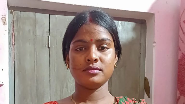 ‘साड़ियाँ बाँट के अपराध नहीं ढँक सकती ममता बनर्जी… बशीरहाट के हर ब्लॉक में संदेशखाली जैसी स्थिति’ – बीजेपी प्रत्याशी रेखा पात्रा ने खोली TMC की पोल