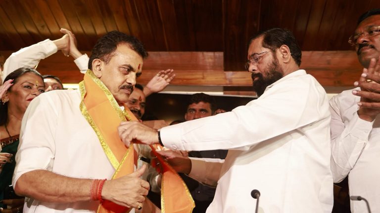 19 साल बाद संजय निरुपम ने की घर वापसी, शिवसेना में CM एकनाथ शिंदे ने किया स्वागत: ‘खिचड़ी चोर’ के विरोध में छोड़ दी थी कॉन्ग्रेस