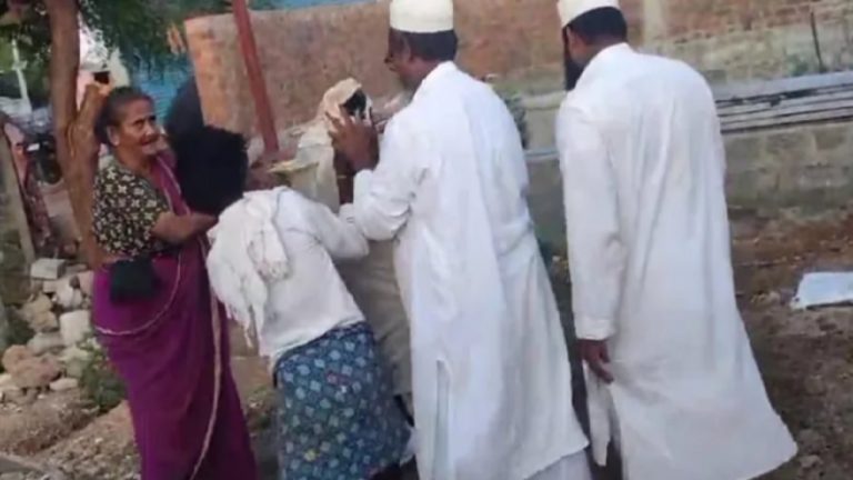 हिंदुओं ने संत कनक दास की प्रतिमा स्थापित की तो मुस्लिमों ने जबरन हटाया, 22 मई को होना था लोकार्पण