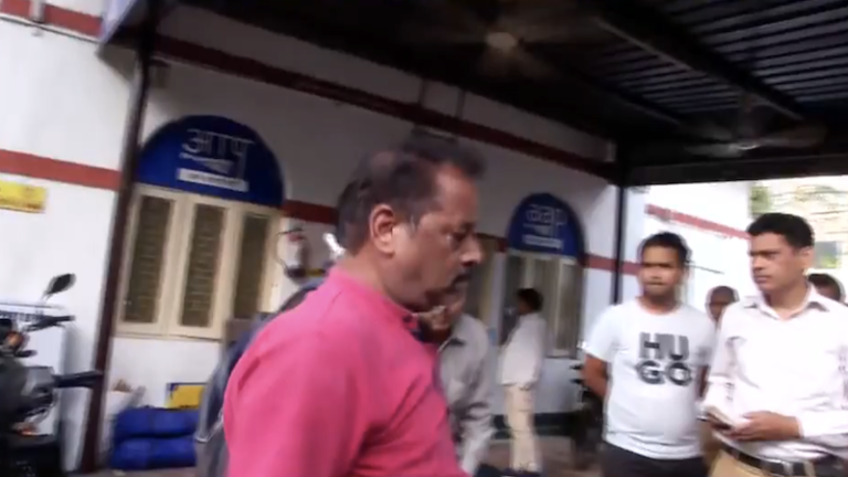 पीटा, धक्का दिया, कैमरे का स्क्रीन थोड़ा, गालियाँ बकी… AAP के दफ्तर में ‘टाइम्स नाउ’ के पत्रकारों से बदसलूकी, ₹7 करोड़ की विदेशी फंडिंग पर पूछा था सवाल
