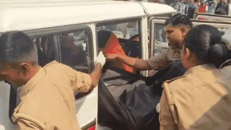 आगरा की मस्जिद में मिली महिला की अधनंगी लाश, रेप कर हत्या की आशंका: कुचला हुआ था सिर, पर्स में आमिर खान की फोटो मिलने से हुई पहचान