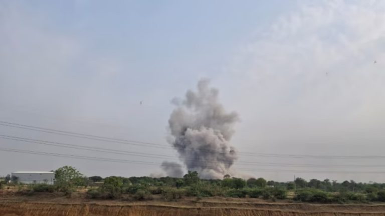 छत्तीसगढ़ में सबसे बड़ी बारूद की फैक्ट्री में धमाका, कई किलोमीटर दूर तक सुनी गई आवाज: 10-12 लोग हताहत, 800 से ज्यादा मजदूर कर रहे थे काम