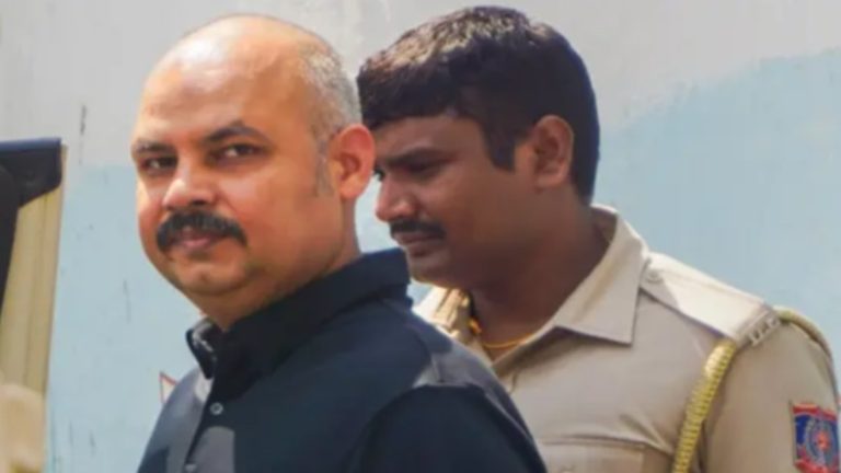 ‘मेरी गिरफ्तारी अवैध, दिल्ली पुलिस के अधिकारियों के खिलाफ हो जाँच’ : बेल रिजेक्ट होने पर याचिका लेकर HC पहुँचे विभव कुमार, माँगा मुआवजा