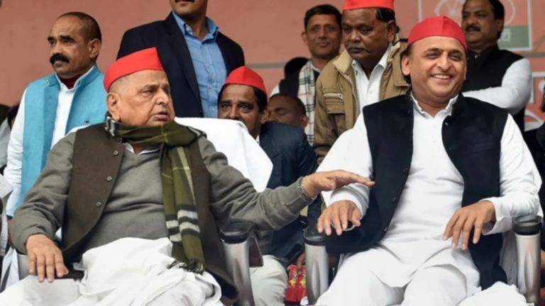 रेप पर पिता ने कहा- लड़के हैं गलती हो जाती है, स्वाति मालीवाल से बदसलूकी बेटे के लिए ‘छोटी बात’: मुलायम से अखिलेश यादव तक महिलाओं पर नहीं बदली सपा की सोच