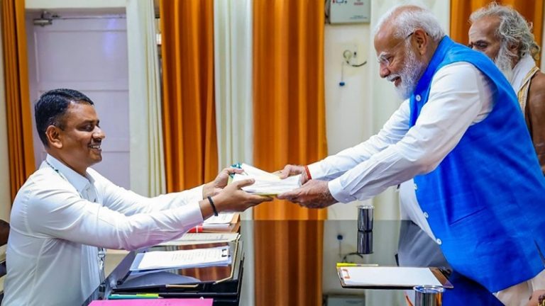 न घर है न गाड़ी… कैश में हैं सिर्फ 52000 रुपए: PM मोदी ने चुनाव आयोग को दिया संपत्ति का ब्यौरा, बताया- जो मिला सब सरकारी वेतन और बैंक के ब्याज से