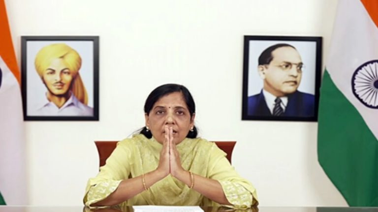 जजों की बात को स्क्रीन से किया रिकॉर्ड, बाद में वायरल: सुनीता केजरीवाल पर FIR दर्ज की उठी माँग, दिल्ली हाईकोर्ट में PIL दायर