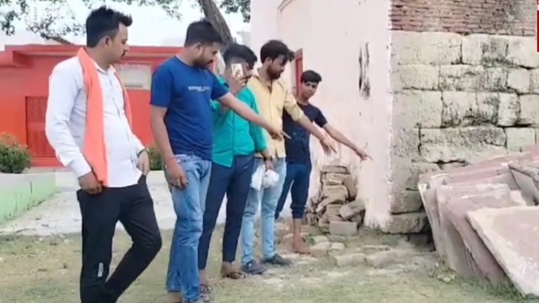 प्राचीन मंदिर में घुस कर सोहिल और इरफ़ान ने किया पेशाब, अलीगढ़ पुलिस ने दोनों को दबोचा: हिन्दू संगठन बोले – ये जिहादी हैं, इनके घरों पर चलाओ बुलडोजर