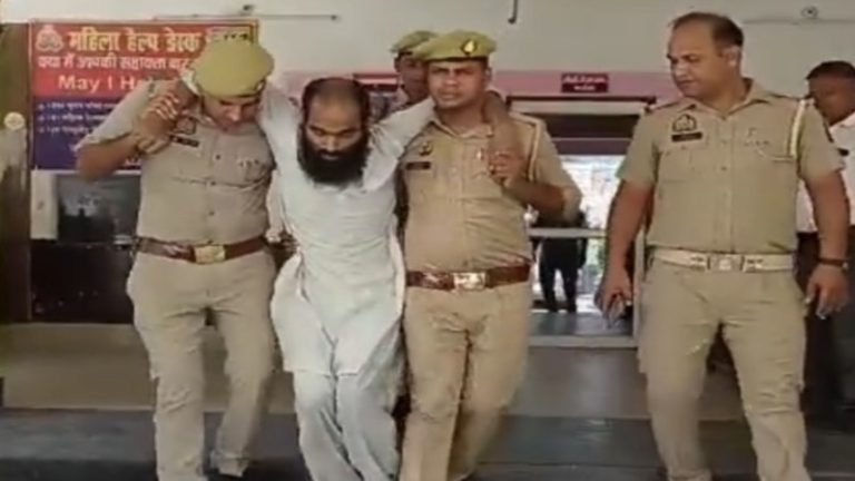 दूध लेने निकली महिला का पीछा, अभद्रता, जान से मारने की धमकी, गाली-गलौज… अताउर्रहमान धराया, हालत ऐसी कि पुलिस के कंधों पर लटक कर आया थाने से बाहर