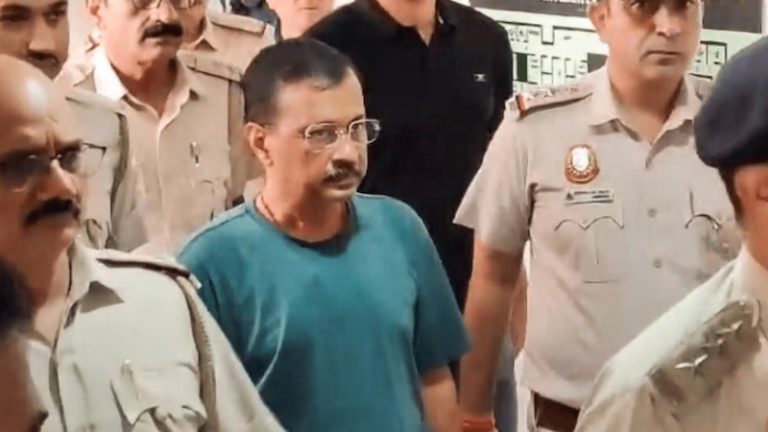 उधर सुप्रीम कोर्ट में दायर की अर्जी, इधर CBI ने किया गिरफ्तार… 3 दिनों के लिए जाँच एजेंसी की कस्टडी में भेजे गए अरविंद केजरीवाल, गवाहों से कराया जाएगा आमना-सामना