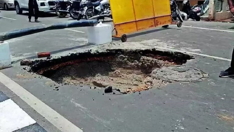 अयोध्या में खराब सड़क मामले में 6 इंजीनियर सस्पेंड: बारिश के कारण कई जगह धँसी राम पथ, PWD और जल विभाग दोनों पर गिरी गाज