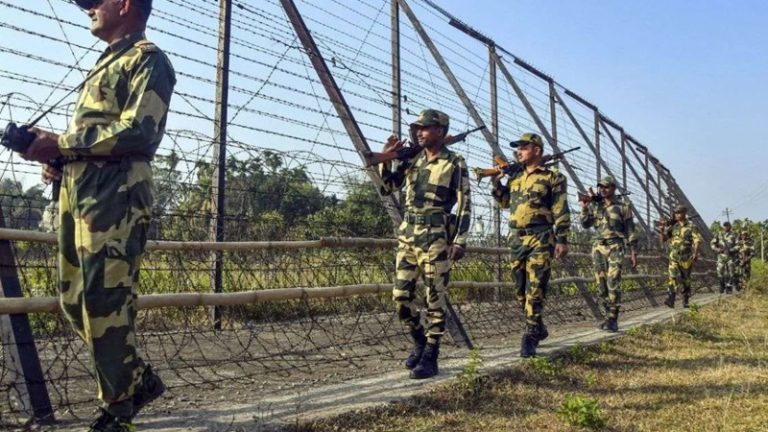 बॉर्डर पर तैनात BSF जवान को बांग्लादेश में खींचने की कोशिश, तस्करों ने हमला कर छीने हथियार और रेडियो सेट: अश्लील इशारे कर उकसाया, लोहे की रॉड से मारपीट