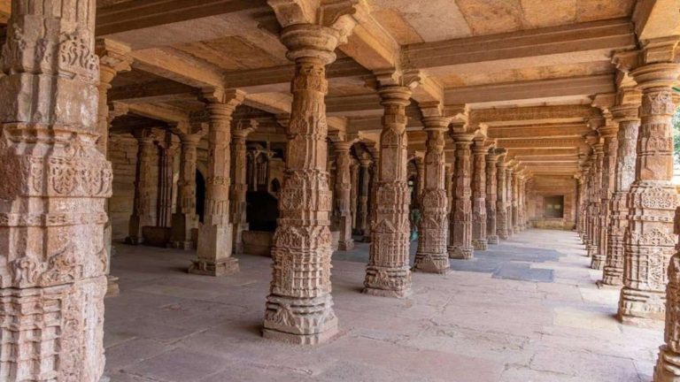 मुस्लिम जिसे बताते हैं कमाल मौलाना मस्जिद, वहाँ की खुदाई से निकली 39 देवी-देवताओं की मूर्तियाँ: 98 दिन चला सर्वे खत्म, अब कोर्ट को दी जाएगी रिपोर्ट