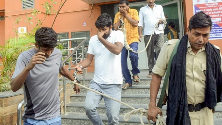 बिहार में EOU ने राख से खोजे NEET के सवाल, परीक्षा से पहले ही मोबाइल पर आ गया था उत्तर: पटना के एक स्कूल को बनाया था ‘सेफ हाउस’, गिरोह के 5 गिरफ्तार