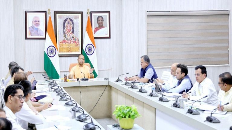 सड़कों पर न पढ़ी जाए नमाज, न प्रतिबंधित पशुओं की कुर्बानी हो: बकरीद से पहले UP में CM योगी ने दिए सख्त निर्देश, अधिकारियों से कहा- 24 घंटे एक्टिव रहने की जरूरत