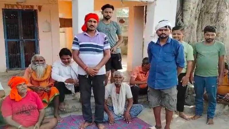 ‘गाँव के मुस्लिमों ने हिन्दुओं का हुक्का-पानी किया बंद’: मंदिर के आगे दरवाजा खोलने की जिद, प्रशासन ने किया इनकार… पढ़िए वायरल खबर की जमीनी पड़ताल