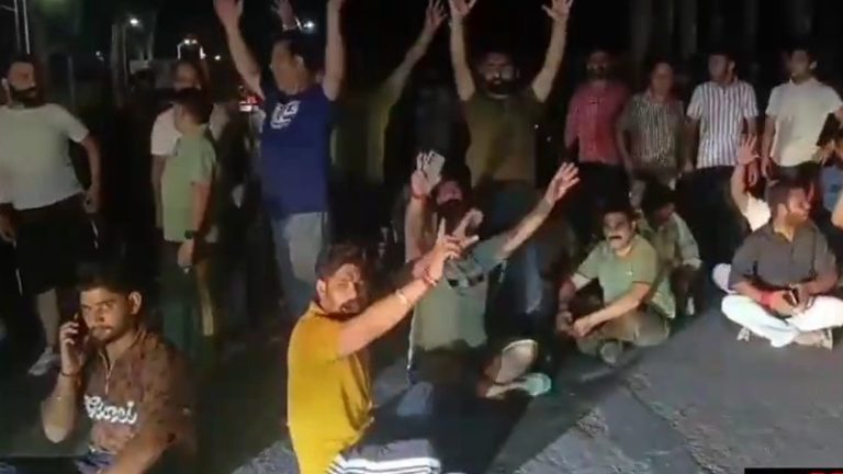 जिस रियासी में आतंकी हमला कर 10 को मार डाला था, अब वहाँ शिव मंदिर में तोड़फोड़: अमरनाथ यात्रा के बीच वीडियो से तनाव, हिन्दुओं का प्रदर्शन