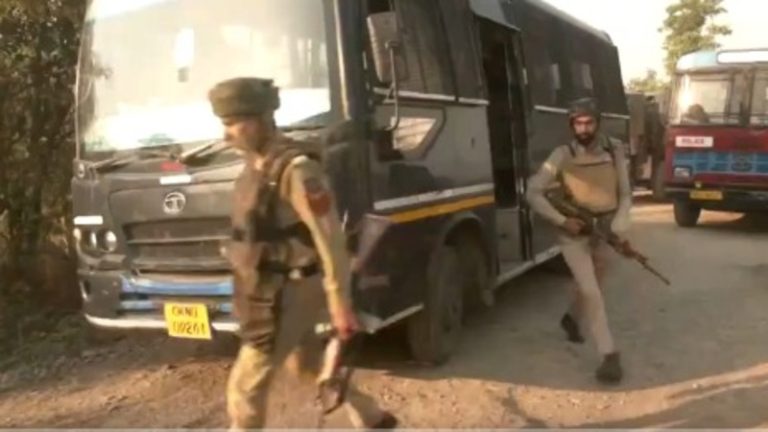 जम्मू-कश्मीर में 3 दिन में तीसरा आतंकी हमला… इस बार डोडा में सेना के चेकपोस्ट पर हुई गोलीबारी: 6 सुरक्षाकर्मी घायल; कठुआ में एक आतंकी ढेर