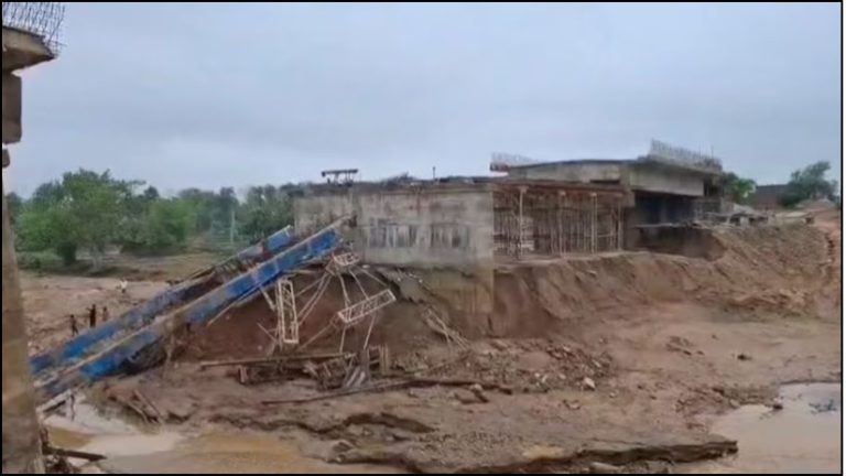 झारखंड में गिरा करोड़ों की लागत से बन रहा वो पुल, जिसे JMM-कॉन्ग्रेस सरकार बनवा रही थी: नहीं झेल पाया एक भी बारिश