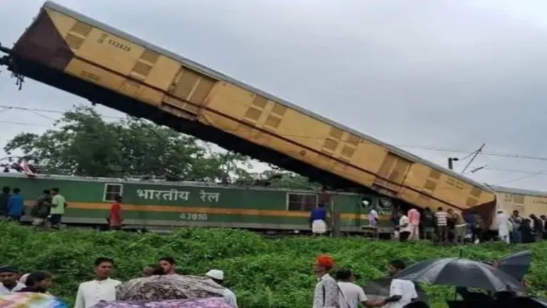 ‘4 दिनों से सोया नहीं था लोको पायलट’: कंचनजंगा एक्सप्रेस दुर्घटना में PIB ने एसोसिएशन के दावे को नकारा, कहा – 30 घंटे मिला आराम